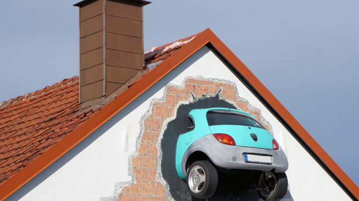 Ein Ford Ka, als Kunstinstallation in einem Dachgiebel eines Hauses.